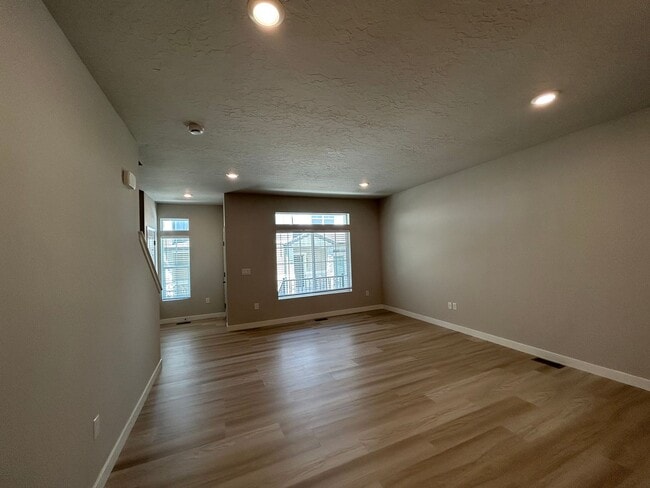 Building Photo - 4 Bedroom 3 Bathroom Townhome in Lehi!