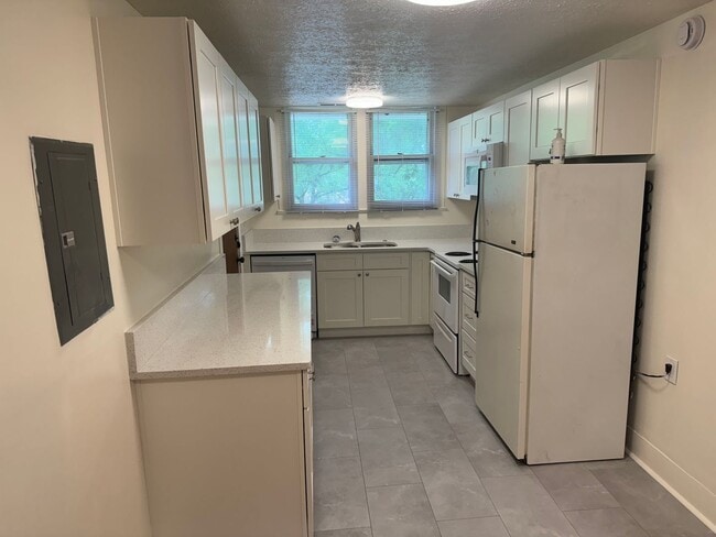 Building Photo - CHARMING 1 BEDROOM APT NEAR THE LOVELY MARYVILLE COLLEGE CAMPUS!!