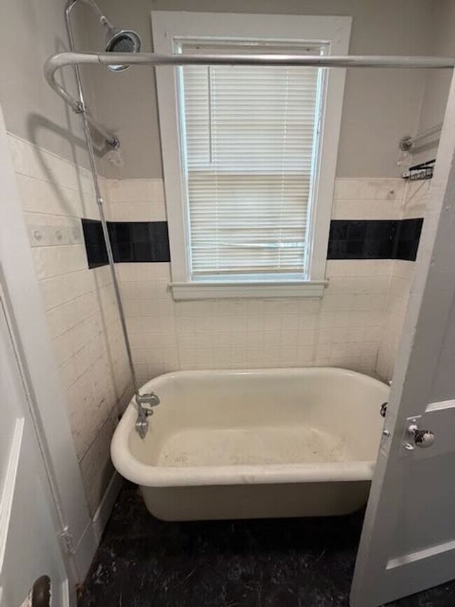 Building Photo - 2 bedroom Carytown Cottage