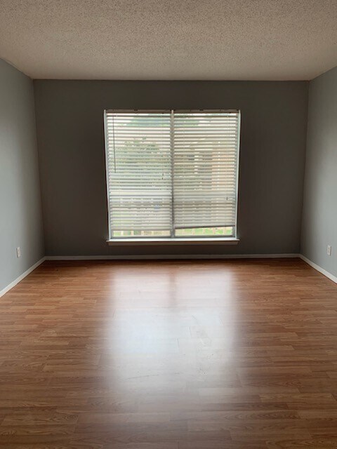 Building Photo - Afforadable 1 Bedroom Condo- Ready for new...
