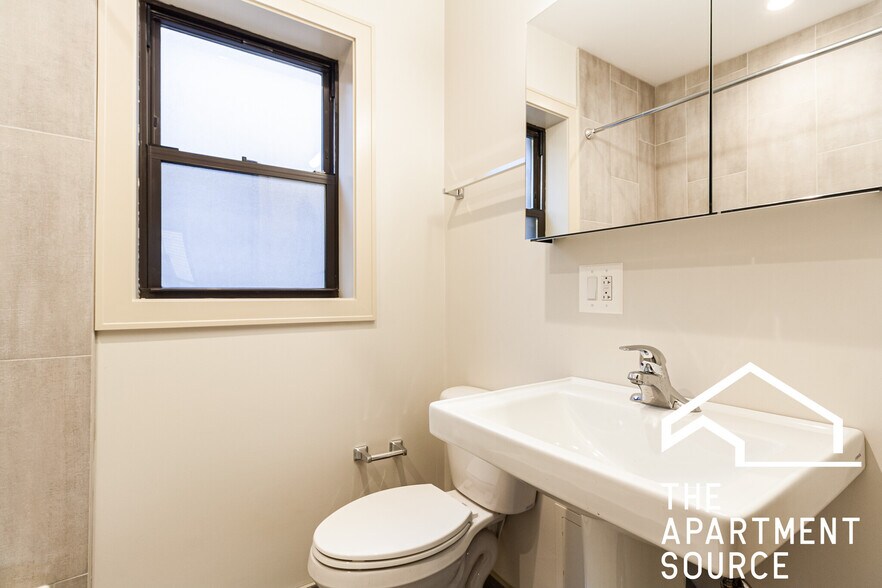 Building Photo - 5941 N Paulina St