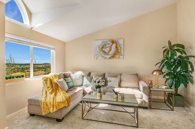 Building Photo - Beautiful Top Floor 2 Bed 2 Bath Condo in Factoria