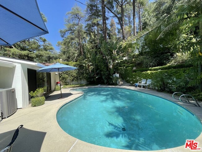 Building Photo - 5320 Palm Dr