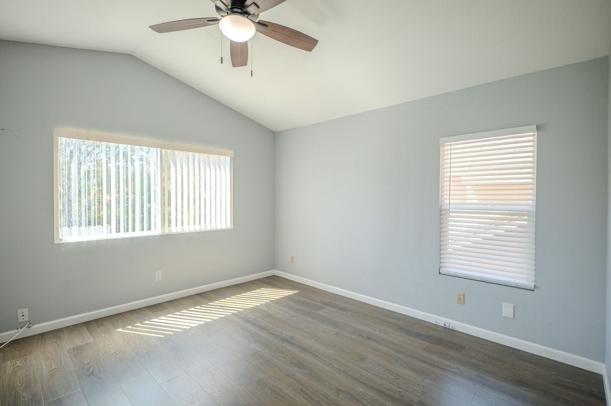 Building Photo - 3099 Oakview Ln