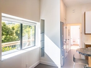 Building Photo - 1Bed/1Bath! Parking! Laundry! Garden! Pet! PROGRESSIVE