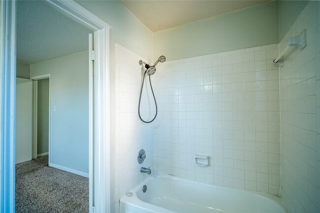 Building Photo - 512 Birdsong Dr