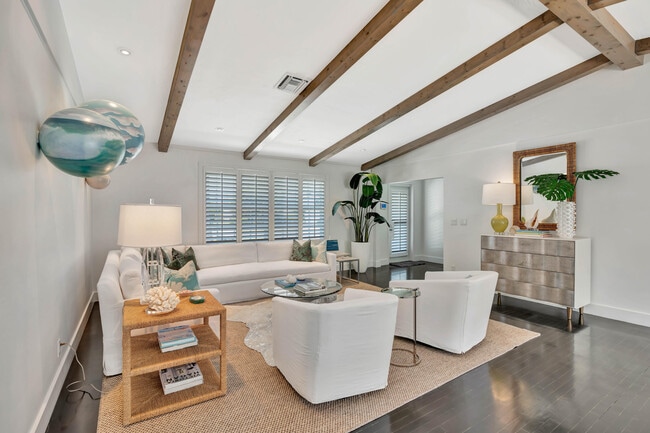 Building Photo - 136 Worth Ct S