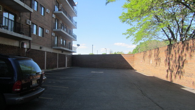 Building Photo - 2320 N Nordica Ave