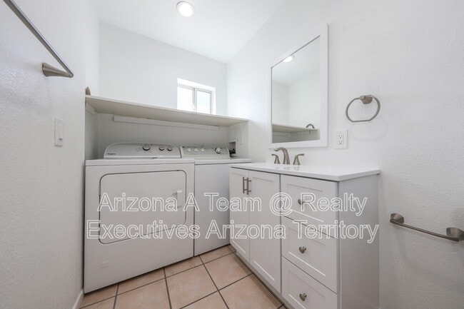 Building Photo - 4538 E Lester St