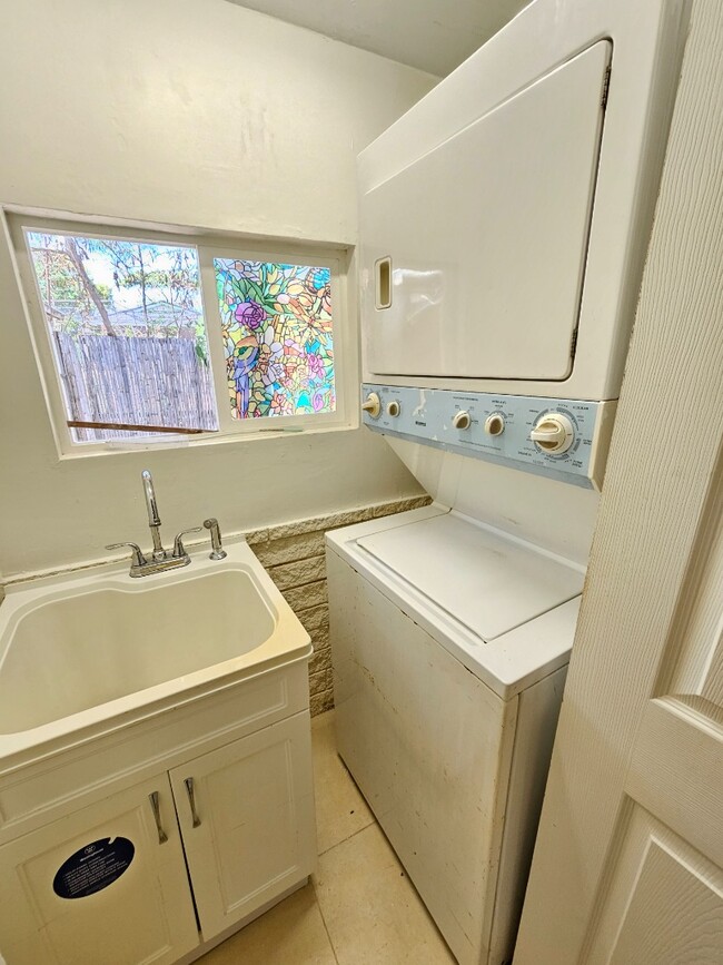 Building Photo - Studio apartment