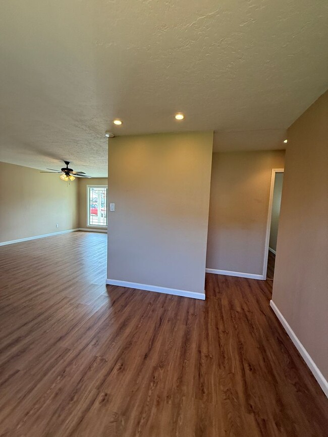 Building Photo - Single Story Home Located in Orcutt with E...