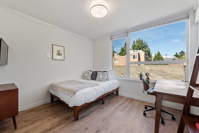 Building Photo - 422 10th Ave E