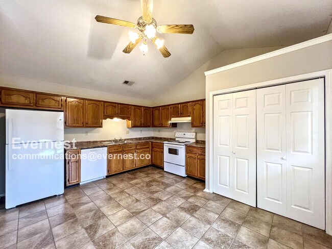 Building Photo - 3 Bed, 2 Bath Home with Fenced Yard / Pet-Friendly / Coming Soon!