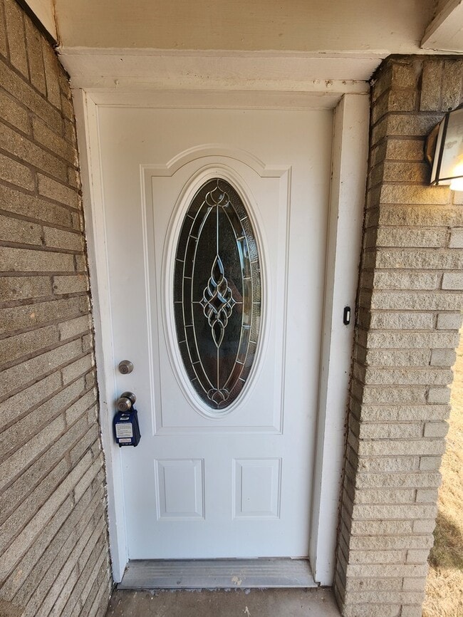 Building Photo - 3 bed 2 bath home, move in ready!