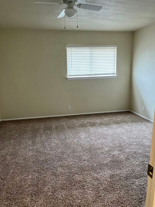 Building Photo - 817 Betsy Ross Dr