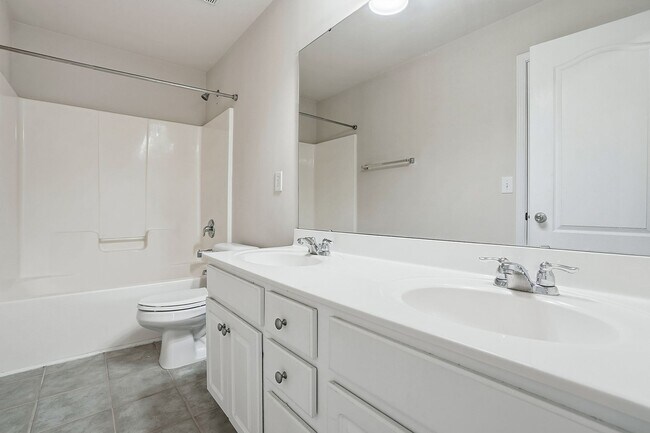 Building Photo - WAKEFIELD HOME WITH 4 BEDROOMS- GREAT HOME!