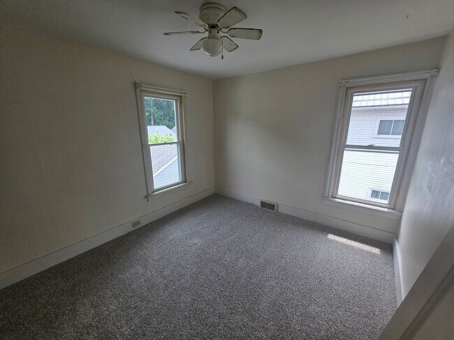 Building Photo - 2-bedroom, 1-bath home in New Brighton