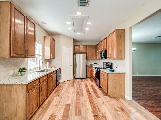 Building Photo - 419 Thorpe Springs Dr
