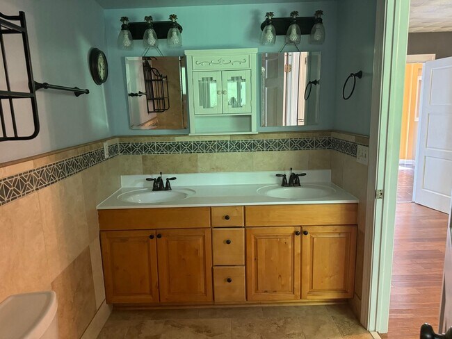 Building Photo - 3/4 Bedroom Single Family Home right off M...