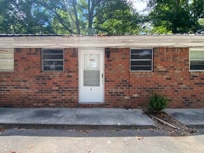 Building Photo - HALF OFF FIRST MONTHS RENT for qualified applicant** 1 Bed 1 Bath Apartment with Water and Trash ...