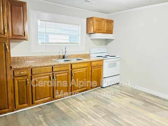 Building Photo - 514 S Maple St