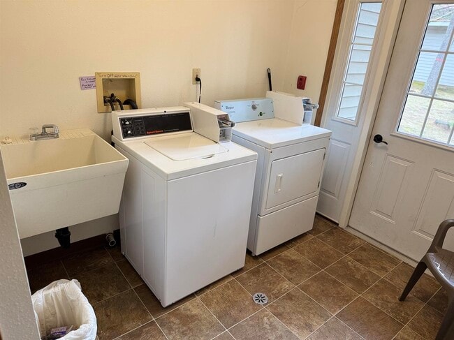 Building Photo - 302 Balsam St