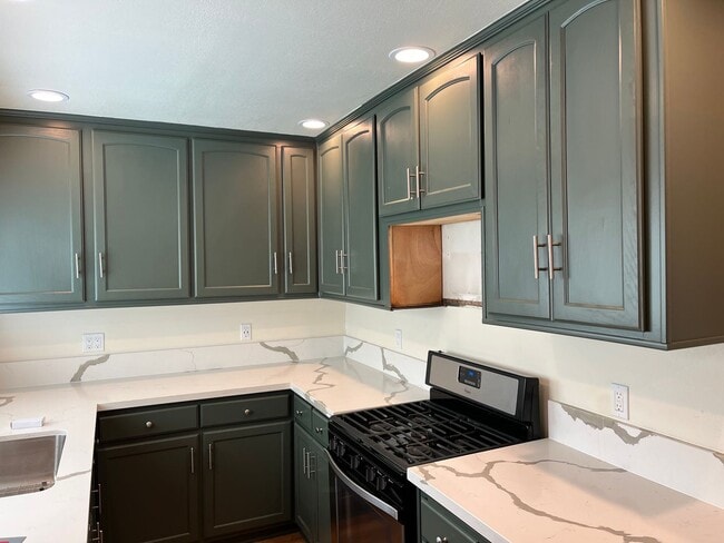 Building Photo - Beautifully Renovated 2 Bed / 1 Bath in Co...