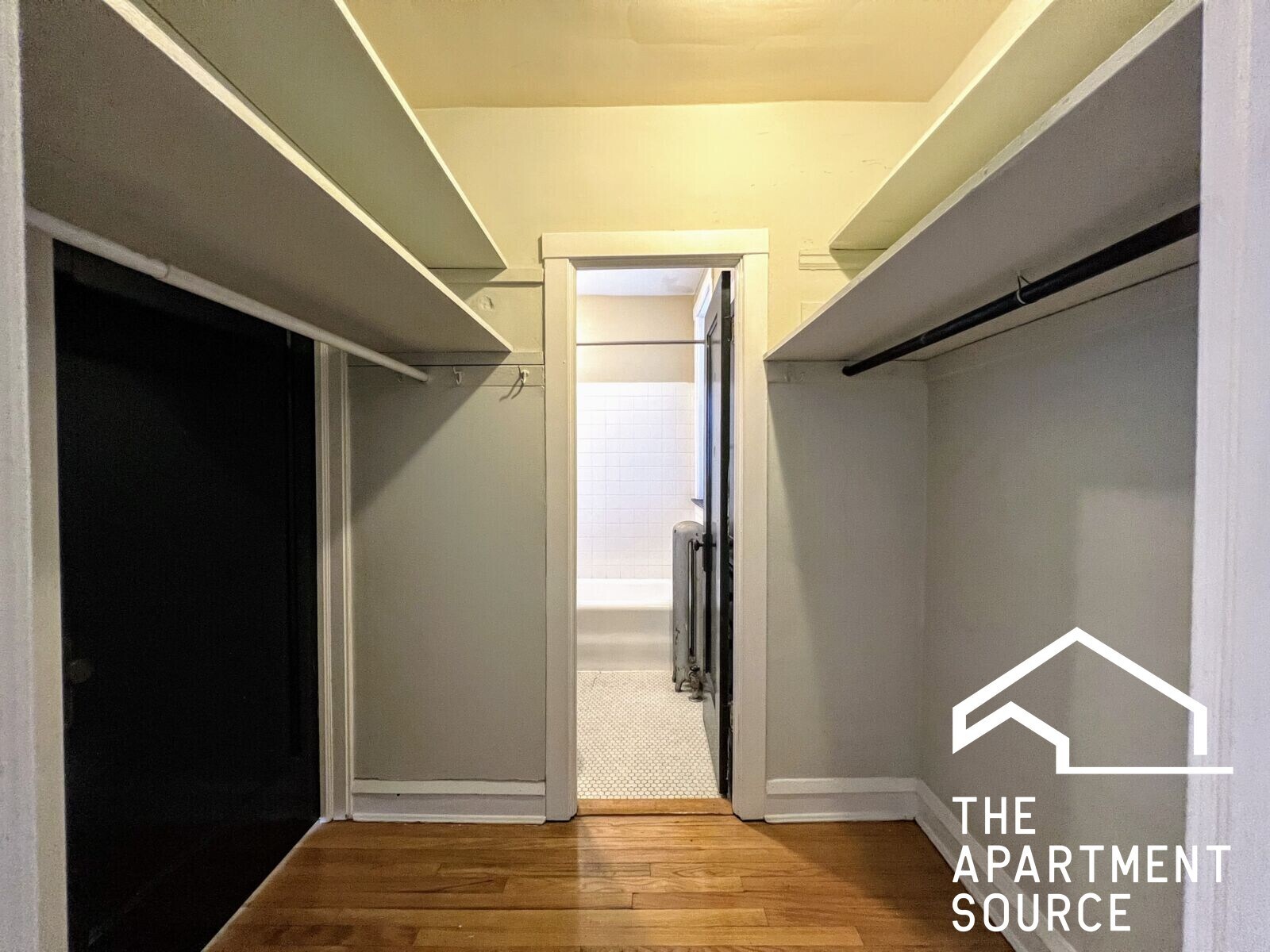 Building Photo - 2122 W Ainslie St