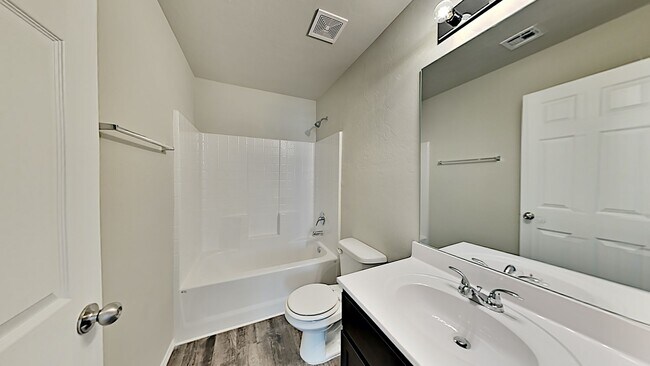 Building Photo - Beautiful 3 Bedroom 2 Bath Home in Shawnee