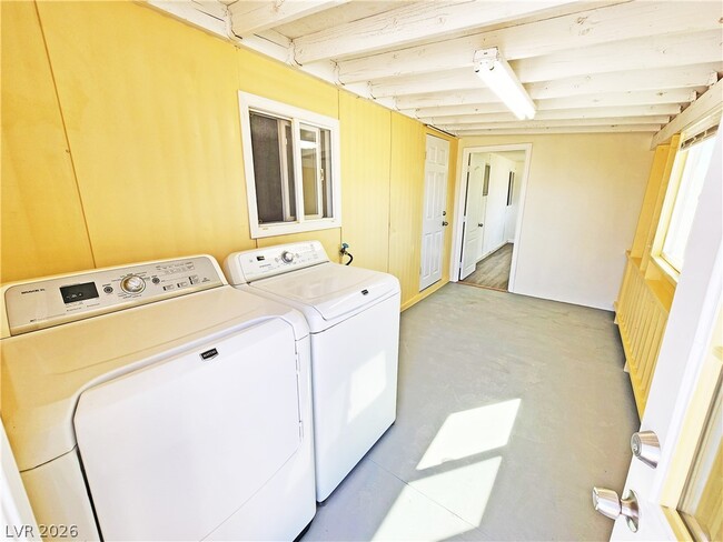 Building Photo - 1080 W Windsong Ln