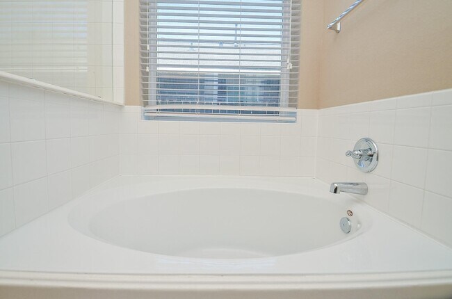 Building Photo - 2403 Summers Glen Ct