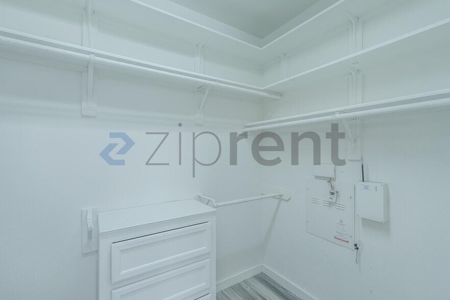 Building Photo - Unit