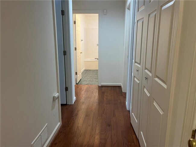 Building Photo - 972 Bridgegate Dr NE