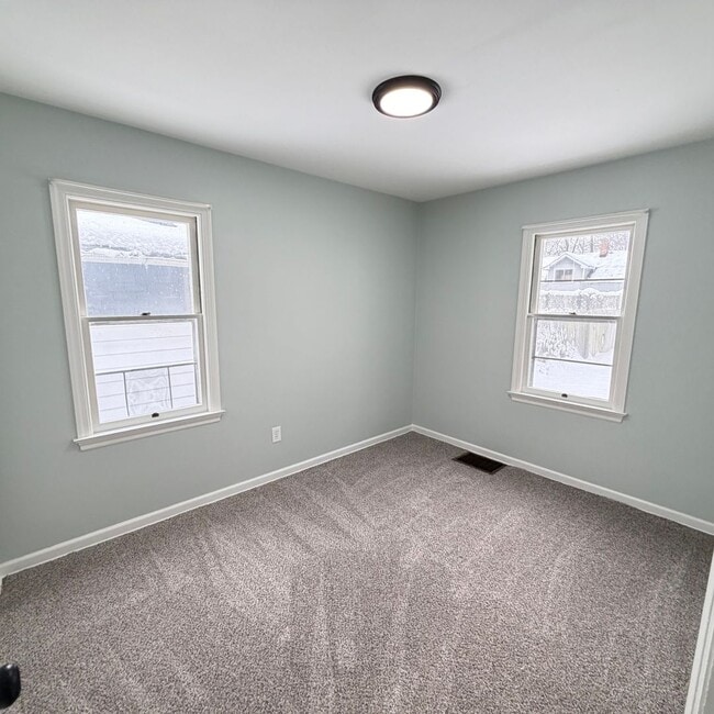 Building Photo - Updated 3 bedroom home on the West side of Grand Rapids