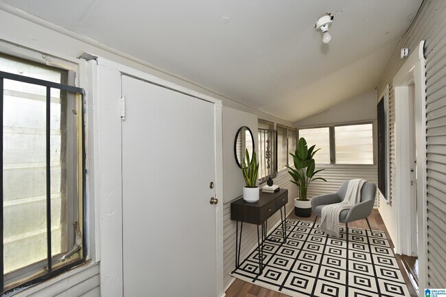 Building Photo - 525 53rd St Ens