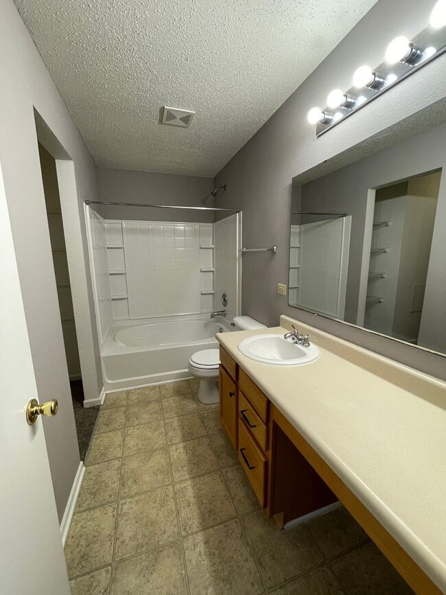 Building Photo - Franklin Twp - 3 BR 2 story