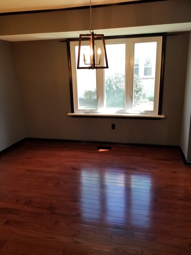 Building Photo - 445 W 6th Ave