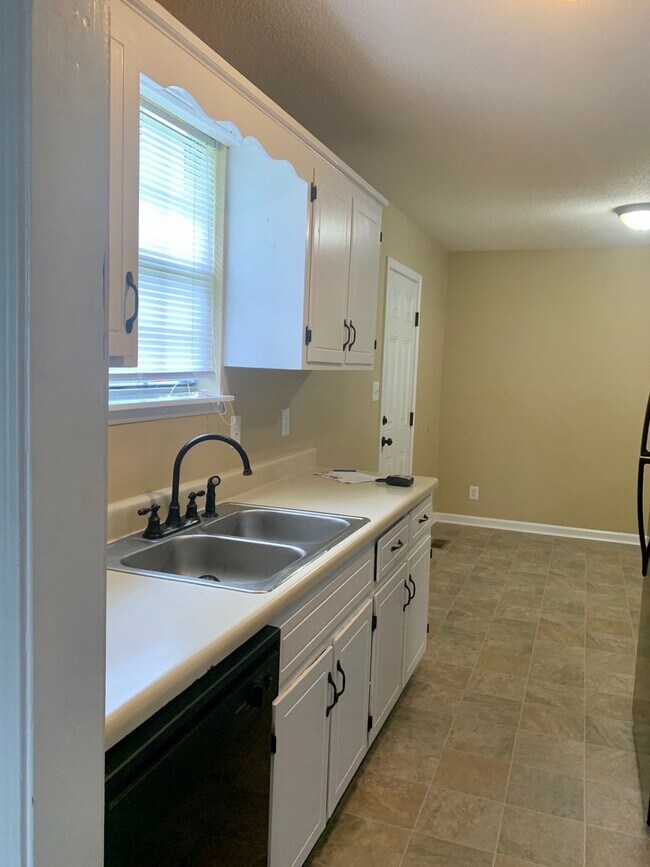 Building Photo - Conveniently Located! Cute home with 3 bed...