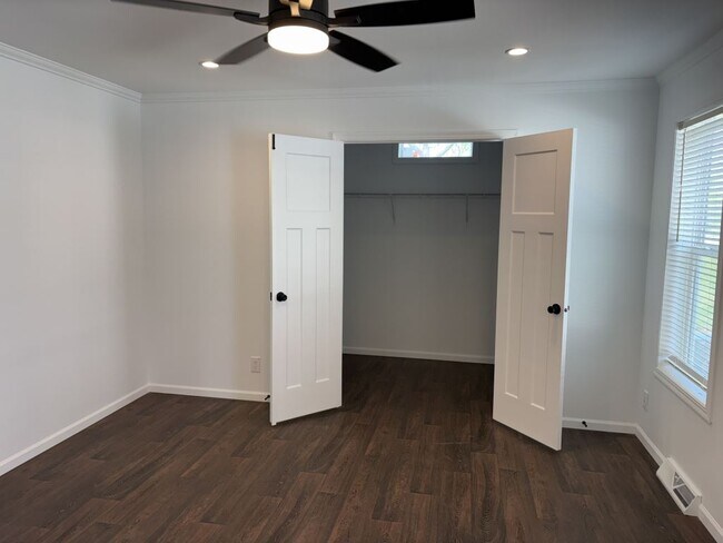 Building Photo - 13940 Burgundy Ave