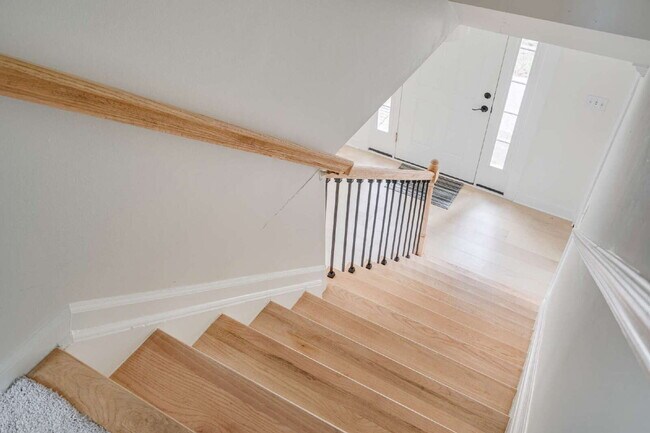 Building Photo - Chapel Hill Retreat: Spacious 4-Bedroom with Fenced-in Backyard