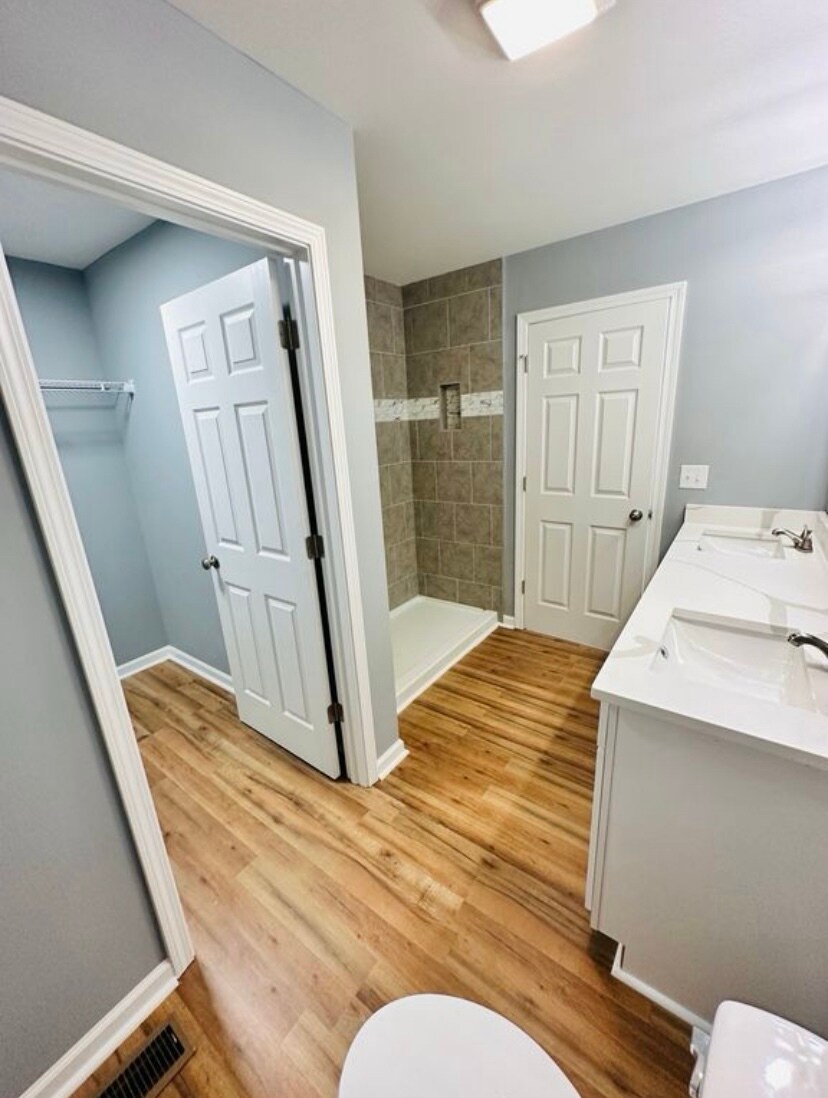 Master bathroom - 4916 Mecca St