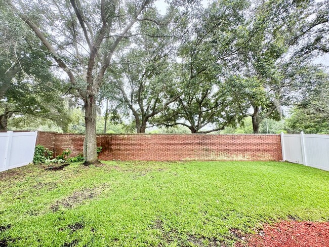 Building Photo - Beautifully Updated 4/3, Gated Community, ...