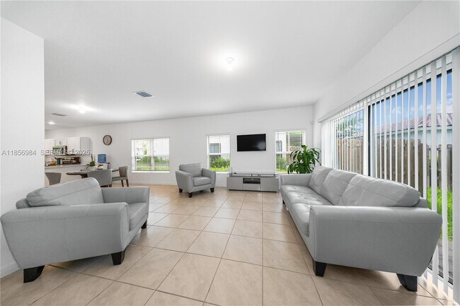 Building Photo - 425 NE 1st Ave