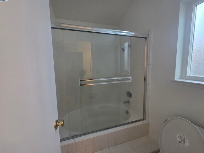 Building Photo - 6084 Vía de los Cerros