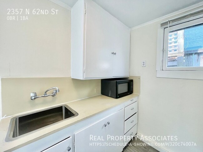 Building Photo - Private Cottage Studio Unit! **2 Block to ...