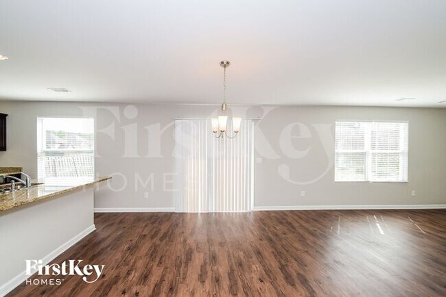 Building Photo - 210 Oakwell St