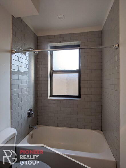 Building Photo - 2205 W Eastwood Ave