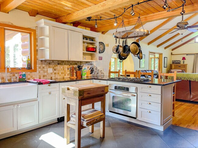 Building Photo - 525 Townsand Hollow Rd