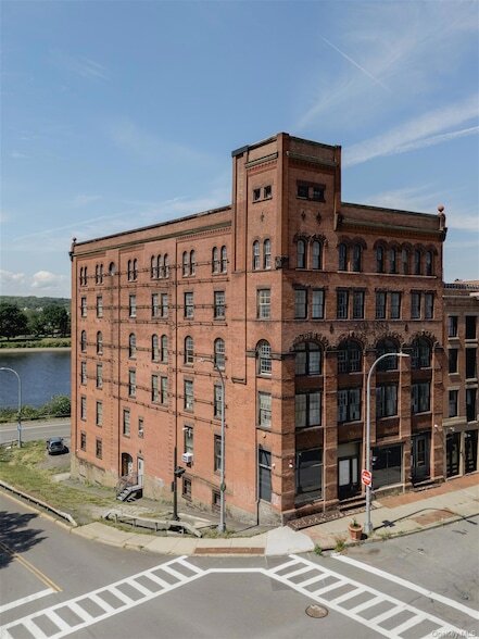Building Photo - 155 S River St
