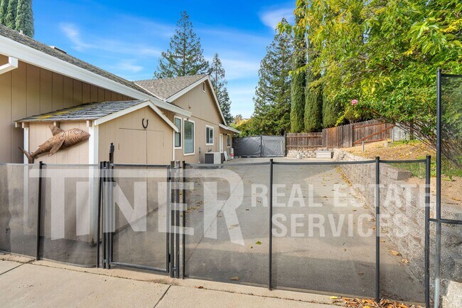 Building Photo - 3065 Cerro Cir